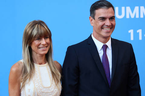 FILE PHOTO: Spanish Prime Minister Pedro Sanchez and his wife Begona Gomez arrive at a dinner hosted by Lithuanian President Gitanas Nauseda, during a NATO leaders summit in Vilnius, Lithuania July 11, 2023. REUTERS/Yves Herman/File Photo ORG XMIT: FW1