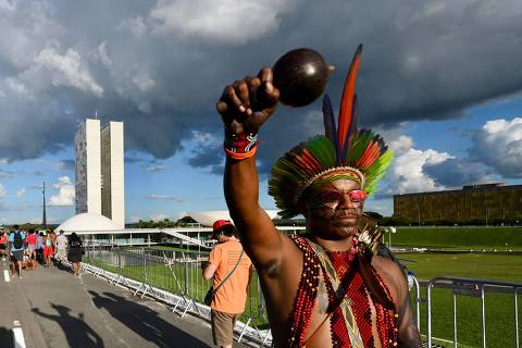 TOPSHOT - A Brazilian indigenous marches in Brasilia as part of the Acampamento Terra Livre (Free Land Camp) on April 25, 2024. Thousands of indigenous people take part in the largest annual demonstration to demand their rights. (Photo by EVARISTO SA / AFP)