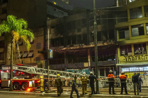 Nove pessoas morrem em incêndio em pensão no centro de Porto Alegre