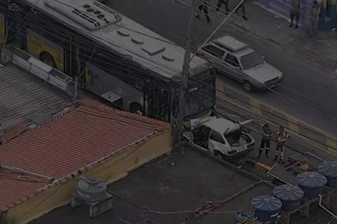 Acidente entre ônibus e carro na zona leste de São Paulo