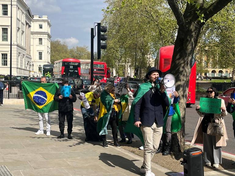 Fórum em Londres com ministros do STF atrai protesto de bolsonaristas contra Moraes