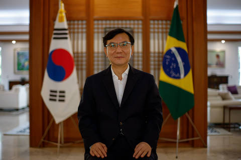BRASILIA, DF,  BRASIL,  23-04-2024, 12h00: O embaixador da Coréia do Sul no Brasil, Lim Ki-Mo, posa para fotos na residência oficial da embaixada, em Brasília. (Foto: Pedro Ladeira/Folhapress, PODER) ***EXCLUSIVO*** ***ESPECIAL***