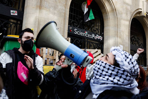 Masked youths take part in the occupation of a building of the Sciences Po University and block the entry in support of Palestinians in Gaza, during the ongoing conflict between Israel and the Palestinian Islamist group Hamas, in Paris, France, France, April 26, 2024. REUTERS/Benoit Tessier ORG XMIT: GGG-BTE20