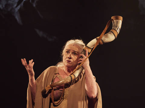 Vera Holtz em cena na peça 'Fricções'