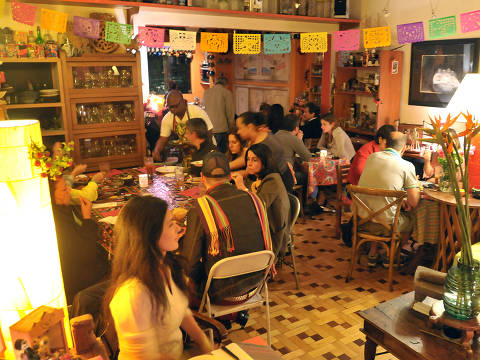 SAO PAULO, SP, BRASIL, 01-11-2011, 20h30: Jantar Secreto na casa da chef de cozinha Lourdes Hernandez, na Rua Cariris, 412.  (Patricia Cruz/Folhapress, MONICA BERGAMO) ***EXCLUSIVO FOLHA****