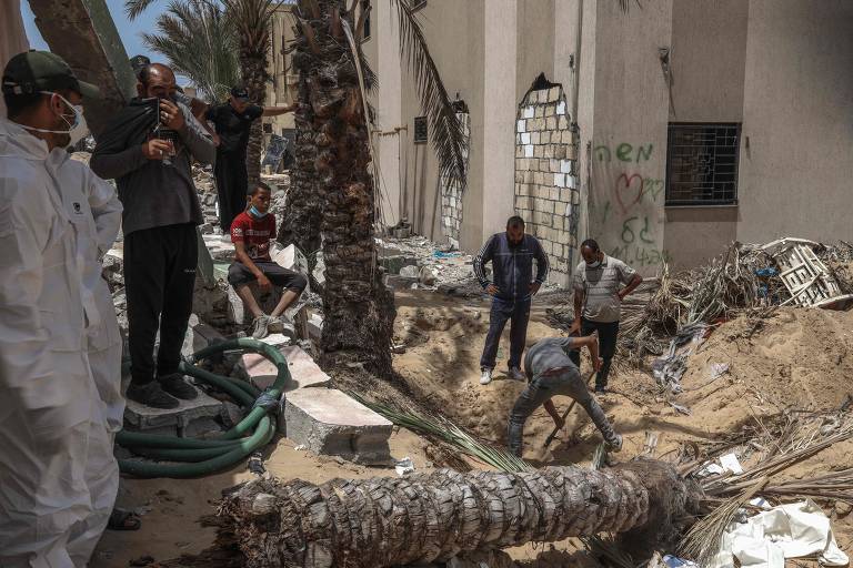 Centenas de corpos são encontrados em vala comum em hospital de Gaza