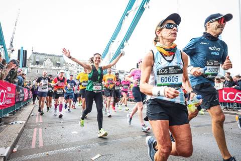 A colunista da Folha Marina Izidro, da camiseta regata verde, na Maratona de Londres em 2024. (Foto:  Sportograf ) DIREITOS RESERVADOS. NÃO PUBLICAR SEM AUTORIZAÇÃO DO DETENTOR DOS DIREITOS AUTORAIS E DE IMAGEM