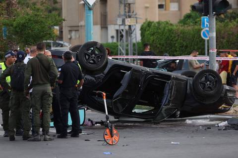 Israeli police cordon off the site of a car accident, where Israeli minister Itamar Ben-Gvir was lightly hurt after his car was involved in an accident, in Ramla south of Tel Aviv, on April 26, 2024. (Photo by AHMAD GHARABLI / AFP)