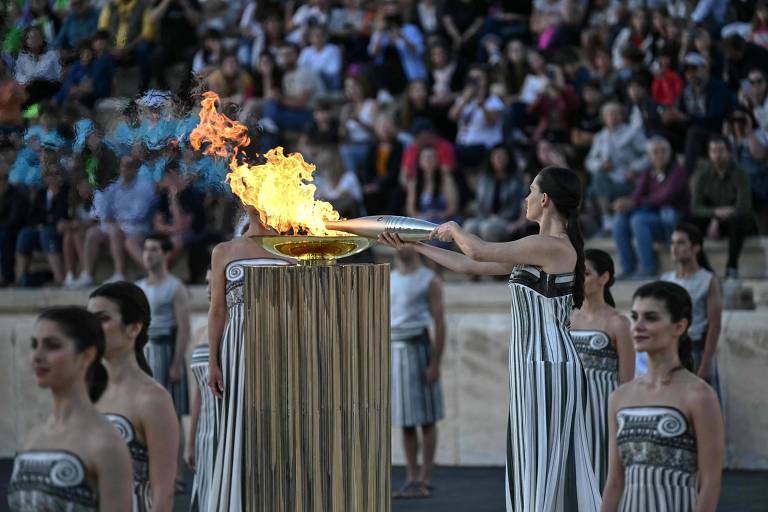 Cerimônia de entrega da chama olímpica no estádio Panatenaico em Atenas, na Grécia