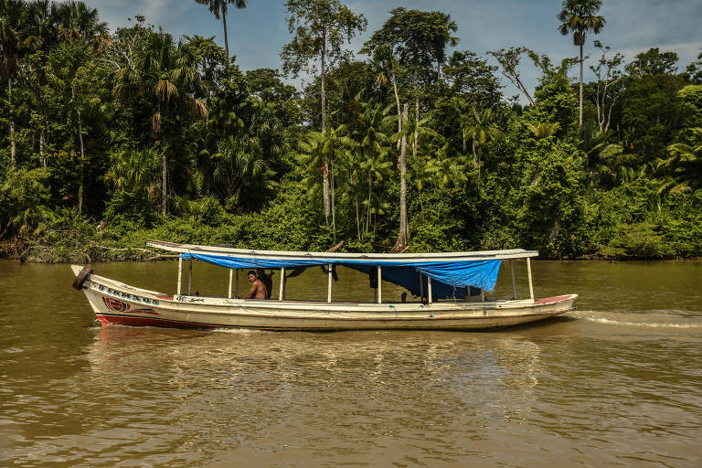 barco em rio
