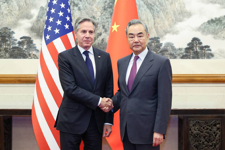 O secretário de Estado americano, Antony Blinken, cumprimenta o ministro das Relações Exteriores chinês, Wang Yi, em Pequim