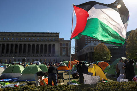 FILE PHOTO: Students continue to protest at an encampment supporting Palestinians on the Columbia University campus, during the ongoing conflict between Israel and the Palestinian Islamist group Hamas, in New York City, U.S., April 25, 2024, REUTERS/Caitlin Ochs/File Photo ORG XMIT: FW1