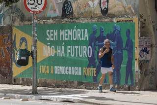 Colagem no centro de São Paulo lembrando o golpe de 1964