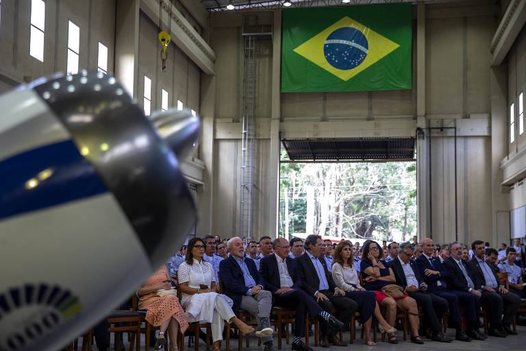 Lula participa de evento em fábrica da Embraer