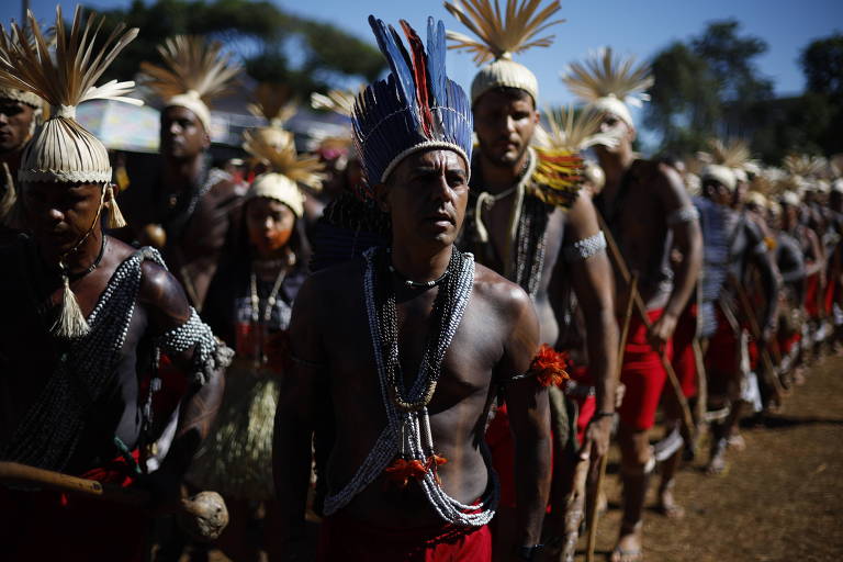 Cenas de Brasília: Indígenas de várias etnias participam de acampamento em Brasília e cobram por demarcações