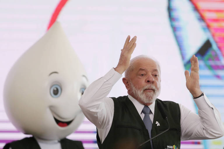 Presidente Lula (PT) e Zé Gotinha durante cerimônia de sanção do Mais Médicos no Palácio do Planalto