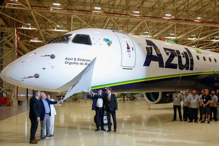 Embraer avalia projeto para lançar avião e enfrentar Boeing e Airbus, diz jornal; empresa nega