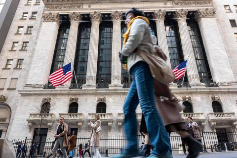 NEW YORK, NEW YORK - APRIL 10: People walk past the New York Stock Exchange (NYSE) on April 10, 2024 in New York City. As new inflation data released today showed a continued rise, stocks fell across the board with the Dow falling over 400 points.   Spencer Platt/Getty Images/AFP (Photo by SPENCER PLATT / GETTY IMAGES NORTH AMERICA / Getty Images via AFP)