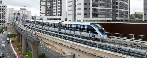 SÃO PAULO, SP - 22.03.2024 - Trem do Metrô passa diante prédios construídos muito perto do monotrilho próximo a estação Oratório, na zona Leste de São Paulo. (Foto: Danilo Verpa/Folhapress, COTIDIANO)