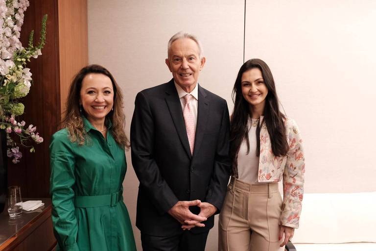 O ex-primeiro-ministro britânico Tony Blair entre Karim Miskulin, presidente do Grupo Voto (à esq.), e Laura Regenim, diretora de negócios da entidade