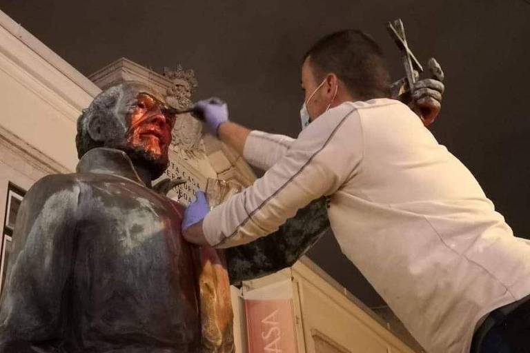 Funcionário limpa estátua do padre António Vieira após vandalização
