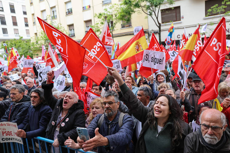 Manifestantes a favor do Partido Socialista espanhol se reúnem na frente da sede da legenda em Madri para mostrar apoio ao premiê Pedro Sánchez