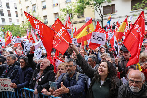 People gather outside Spain's Socialist Party (PSOE) headquarters to show support for the Secretary General of PSOE and Prime Minister Pedro Sanchez, in Madrid, Spain April 27, 2024. REUTERS/Violeta Santos Moura ORG XMIT: LIVE
