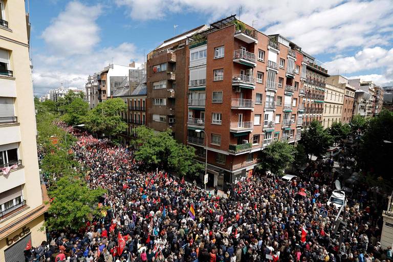 Apoiadores do PSOE ocupam ruas em volta nos arredores da sede da legenda em Madri