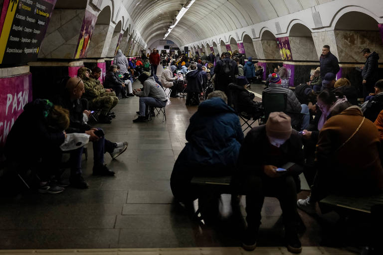 Pessoas em Kiev se abrigam em estação de metrô durante ataque aéreo russo