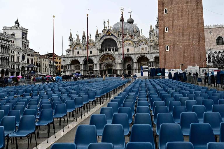 Cadeiras são dispostas na Praça de São Marcos, na véspera da visita do Papa Francisco, em Veneza, Itália