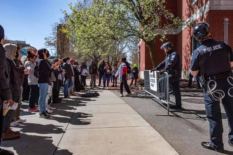 Manifestantes pró-Palestina em frente a policiais na Universidade Northeastern, em Boston, nos EUA