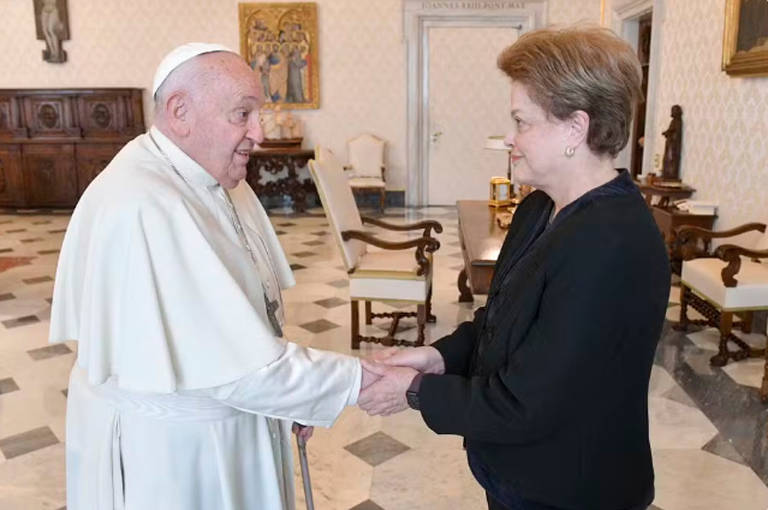 Papa Francisco cumprimenta Dilma