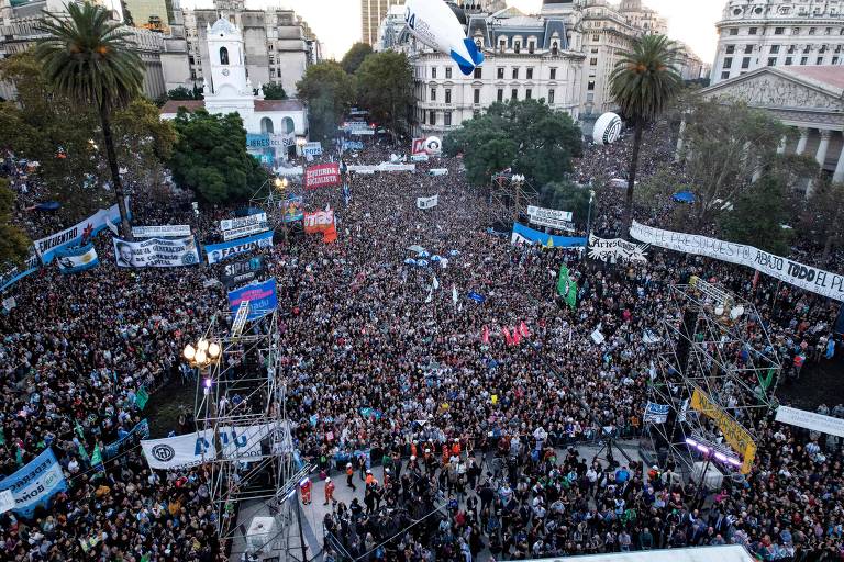 Manifestação massiva em Buenos Aires contra cortes na educação superior do governo de Javier Milei
