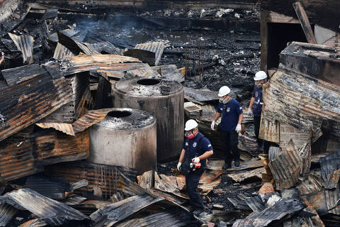 Police forensics search for clues on the rooftop at the site of a deadly fire at a guesthouse in Porto Alegre, Rio Grande do Sul, Brazil, April 26, 2024. REUTERS/Diego Vara ORG XMIT: GGGBRA06