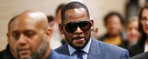 FILE PHOTO: Grammy-winning R&B singer R. Kelly arrives for a child support hearing at a Cook County courthouse in Chicago, Illinois, U.S. March 6, 2019. REUTERS/Kamil Krzaczynski/File Photo ORG XMIT: FW1