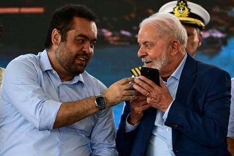 Brazil's President Luiz Inacio Lula da Silva (R) and Rio de Janeiro Governor Claudio Castro (L) chat while taking part in a ceremony to announce the start of the dredging work in the Sao Lourenco Canal in Niteroi, Rio de Janeiro, Brazil on April 2, 2024. A partnership between the Federal Government and Niterói City Hall, the work will expand access for waterway infrastructure to the Niterói Industrial and Port Complex. (Photo by Pablo PORCIUNCULA / AFP)