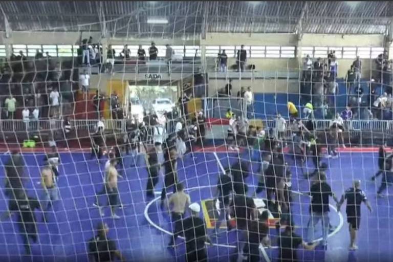 Briga generalizada durante partida entre Palmeiras e Corinthians no futsal