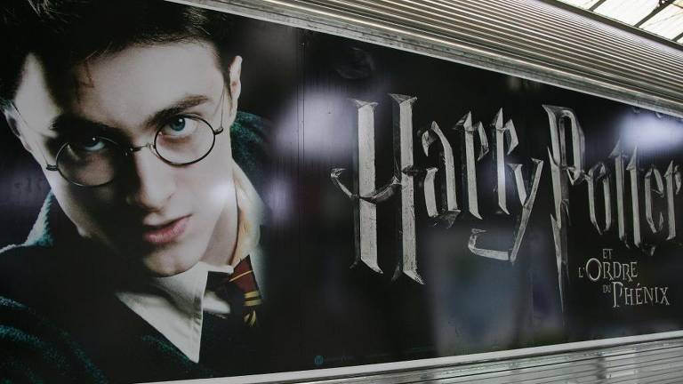 A escritora J. K. Rowling declarou que a maldição assassina 'Avada Kedavra', na série Harry Potter, é um antigo feitiço em aramaico, origem de 'abracadabra', que significa 'que seja destruído'