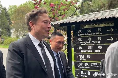 Elon Musk, CEO da Tesla, fala rapidamente a jornalista ao chegar a Pequim, em 28 de abril de 2024