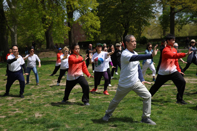 Pessoas praticam Tai Chi durante um evento temático no Central Park em Nova York, Estados Unidos