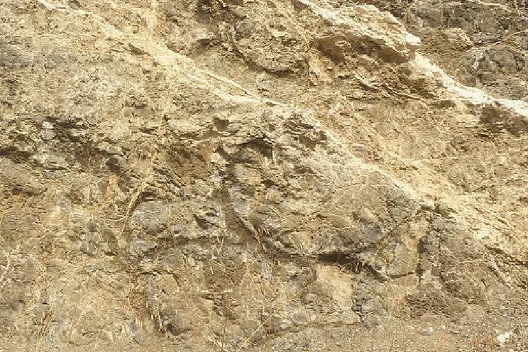 Afloramento em Chipre exibe o traço da lava que emergiu no leito do Mar de Tétis, milhões de anos atrás