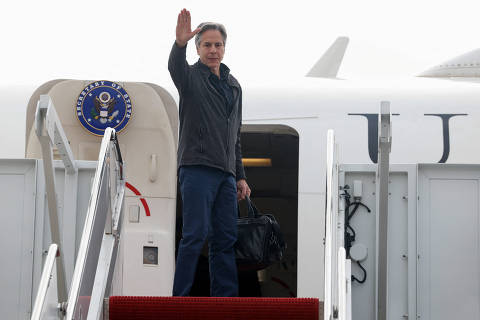 U.S. Secretary of State Antony Blinken gestures as he departs Joint Base Andrews for Saudi Arabia in the latest Gaza diplomacy push, in Maryland, U.S., April 28, 2024. REUTERS/Evelyn Hockstein/Pool ORG XMIT: LIVE