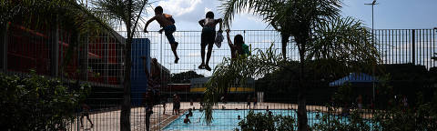 SAO PAULO/SP, Brasil.  16.03.2024.  Criancas sem carteirinha invadem piscina do CEU Butantã no bairro jardim esmeralda, a GCM foi acionada. Calor intenso na cidade na tarde de Sábado pode ultrapassar o recorde do ano. (foto: Zanone Fraissat/ Folhapress, COTIDIANO) **EXCLUSIVO**