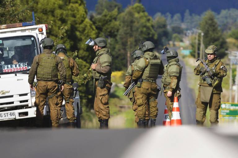Policiais chilenos nos arredores do local onde três carabineiros foram assassinatos, em Cañete, na região de Biobio