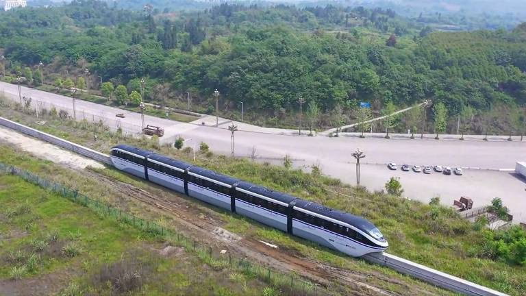 Imagem dos testes em Guang'an, na China, da composição fabricada para uso no monotrilho, em São Paulo, com capacidade para 616 passageiros