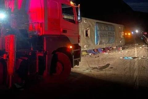 Acidente de ônibus deixa mortos em na BR-116, em Medina (MG), em 27 de abril de 2024 