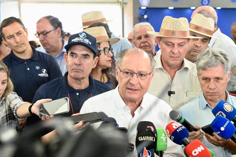 Imagem mostra o vice-presidente da República, Geraldo Alckmin, com o prefeito de Ribeirão, Duarte Nogueira (à esq.), e os ministros Carlos Fávaro e Paulo Teixeira