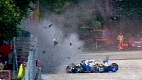 Fórmula 1- Automobilismo: o piloto Ayrton Senna, da equipe Williams, bate seu carro na curva Tamburello causando sua morte, durante o GP de San Marino, em Ímola (Itália). *** Wreckage from three-time world champion Brazilian F-1 driver Ayrton Senna's Williams-Renault car flies through the air May 1, 1994, after the Brazilian crashed at high speed on the seventh lap of the San Marino Grand Prix. Senna died as a result of his injuries from this accident, five years ago tomorrow. hb/tv pix REUTERS