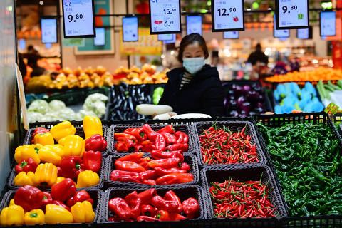 (240112) -- BEIJING, Jan. 12, 2024 (Xinhua) -- A consumer selects vegetables at a supermarket in Wuxi, east China's Jiangsu Province, Jan. 12, 2024.
  In 2023, China's consumer price index (CPI) went up 0.2 percent, said the National Bureau of Statistics. (Photo by Huan Yueliang/Xinhua)