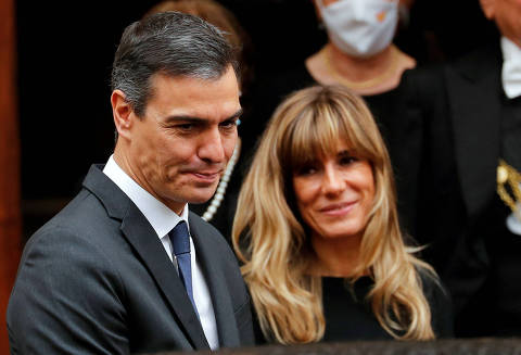 FILE PHOTO: Spanish Prime Minister Pedro Sanchez and his wife Maria Begona Gomez Fernandez leave after meeting with Pope Francis, at the Vatican, October 24, 2020. REUTERS/Remo Casilli/File Photo ORG XMIT: GDN